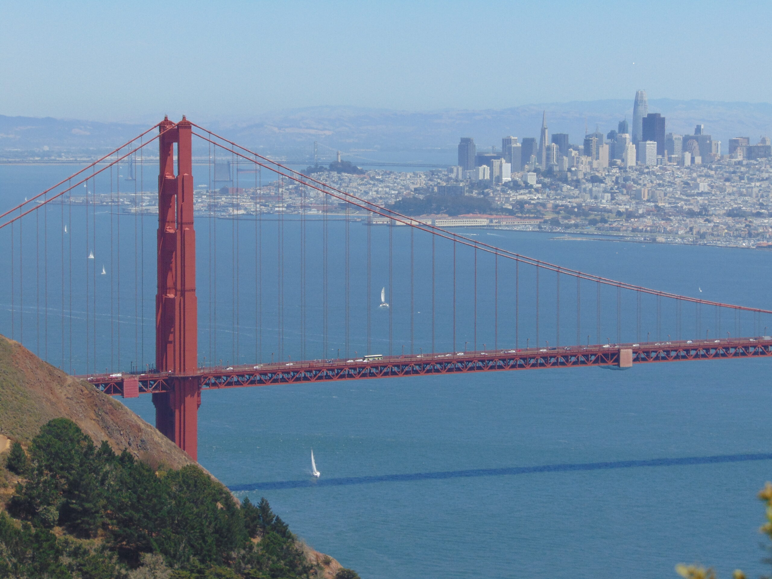 Puente Golden Gate con San Francisco al fondo